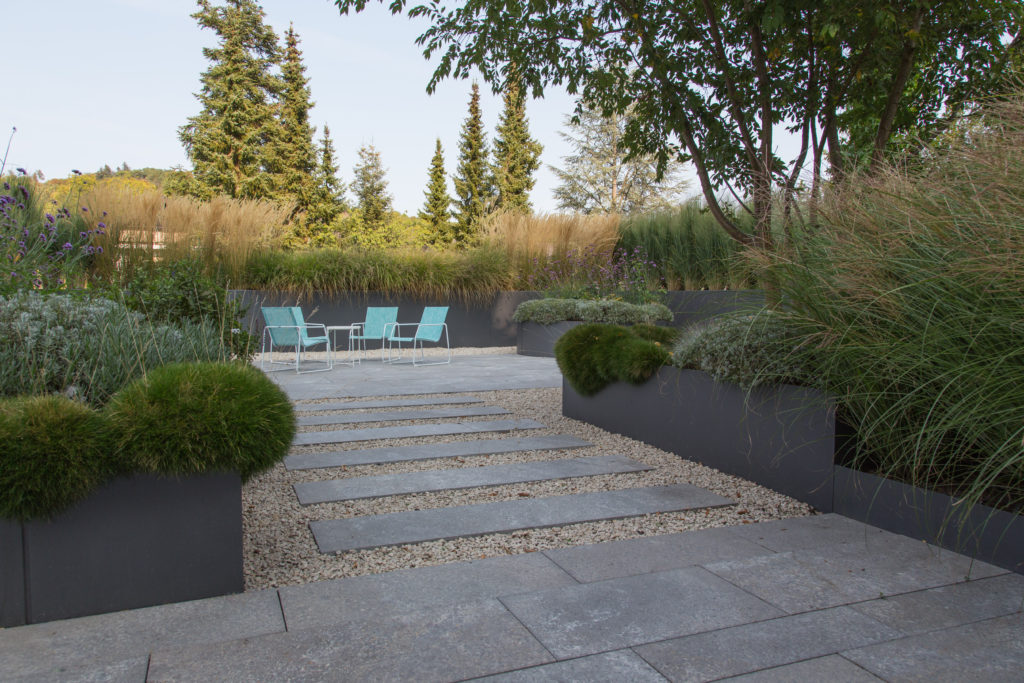Moderne Garten- und Terrassengestaltung im Materialmix: Terrasse